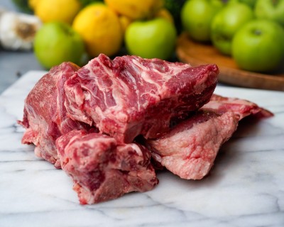 Свинина на кости охлаждённая 1 кг - купить в Вотской Ураде
